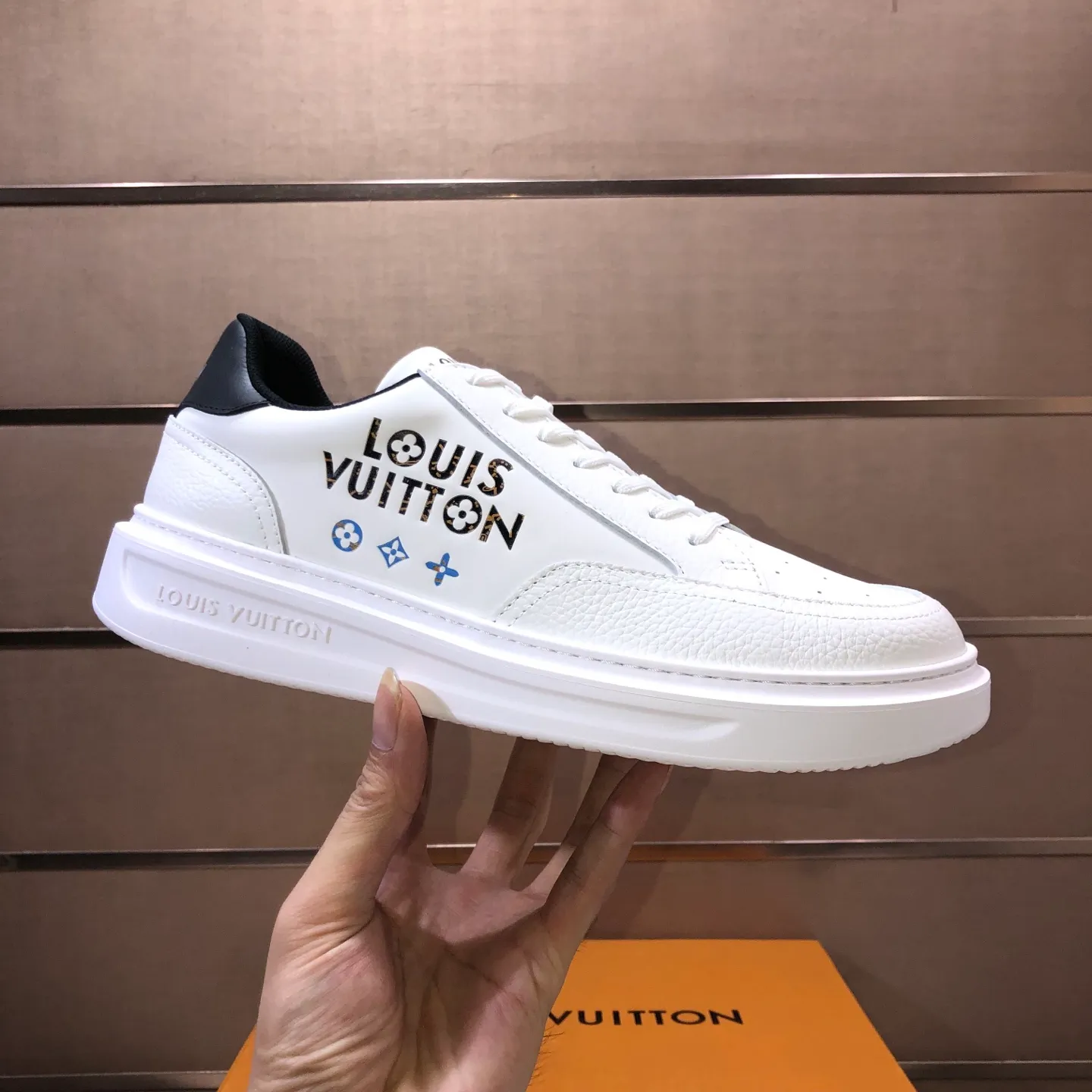 Factory batch 640💰original development, quality shipment, welcome to compare - LV sneaker series sports shoes introduce the loose silhouette of the ready-to-wear series into the spring and summer men's wear shows and make an eye-catching appearance. The cow leather upper is combined with rough fabric laces, and colorful beading highlights the brand's classic elements. LV letters mark the tongue and Monogram floral outsole. Mixed materials Made of top-grain cowhide, thick shoelace design, large Monogram print on the side, mesh lining and cotton feet, the comfort is as extreme as ever, premium heritage, quality first, worth owning! Size: Men’s 38-45 (45 is custom-made and cannot be returned or exchanged)